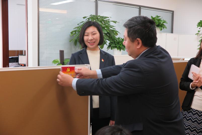 党支部书记翁熠为先锋党员授予并悬挂先锋岗标识